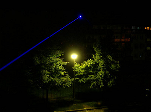 Wiązka niebieskiego lasera